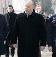 Lessy na chatu: První Červíčkův podraz na policisty je na světě